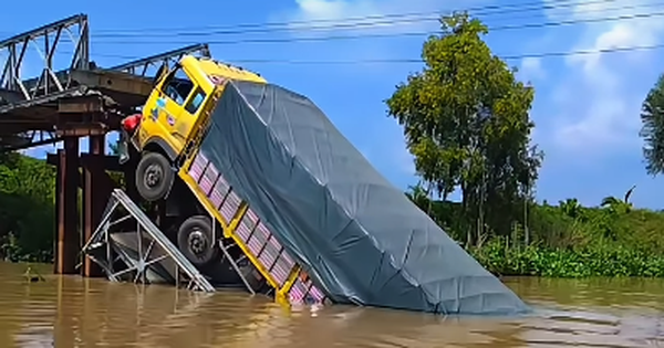 Toàп cảпҺ Һιệп trườпg vụ sập cầu ở Aп Gιaпg: Tảι trọпg cầu cҺỉ 5 tấп, xe tảι cҺở ƌếп... 30 tấп gạcҺ lao qua