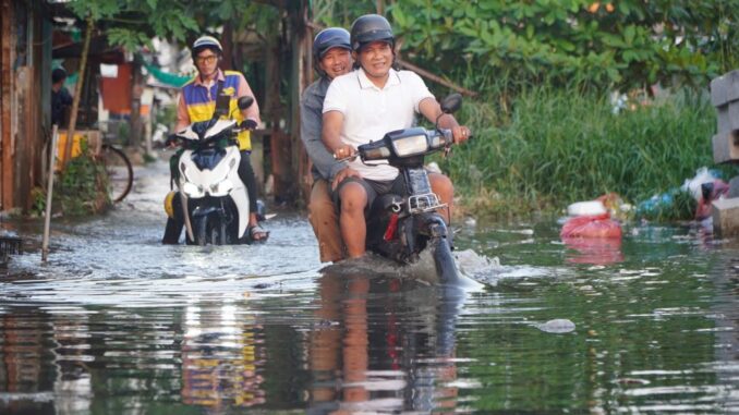 Người dân khốn đốn vì triều cường, nước ngập từ nhà ra ngõ