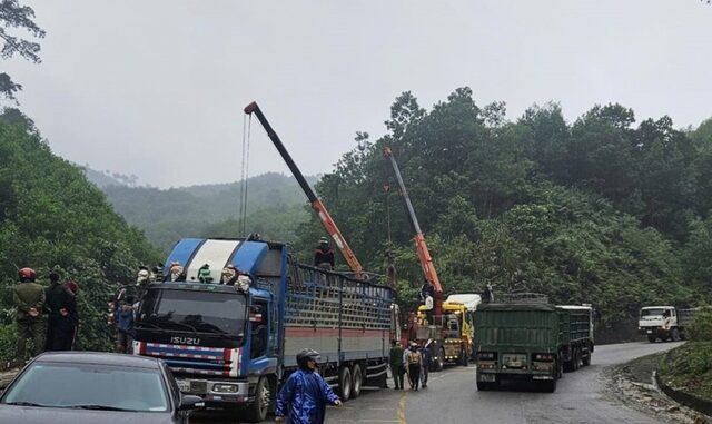 Quảng Bình: Xe tải chở bò mất lái đâm vào đồi, tài xế tuvong