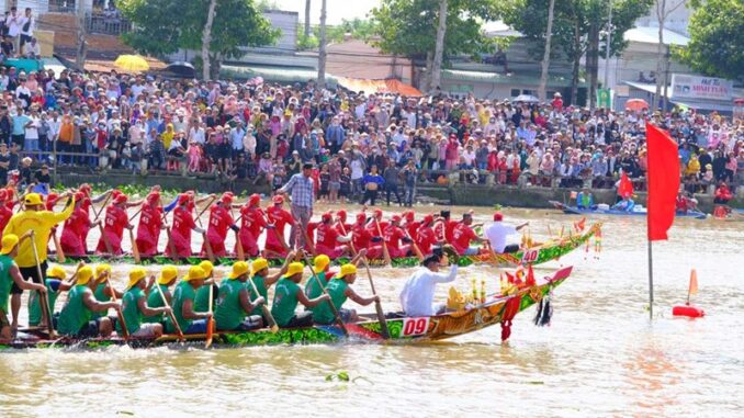 Hàng vạn người đổ về xem hội đua ghe Ngo ở Sóc Trăng