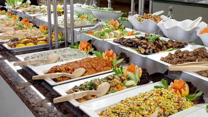 Nhân viên nhà hàng buffet lâu năm tiết lộ: 4 cách giúp bạn ăn buffet thông minh không lo bị thiệt thòi