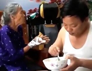 Thương mẹ vợ đã 90 nhưng 2 con trai lại bỏ bê, tôi thân là con rể vẫn rước bà về nhà chăm sóc suốt 3 năm, tiền thuốc thang lên đến cả trăm triệu. Vậy mà ngày bà mất, đất đai chia hết cho con trai còn tôi chỉ được 1 đồng 50 ngàn