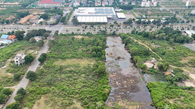 Cảnh hoang tàn bên trong siêu dự án 43ha sau 1 thập kỷ 'đứng im'