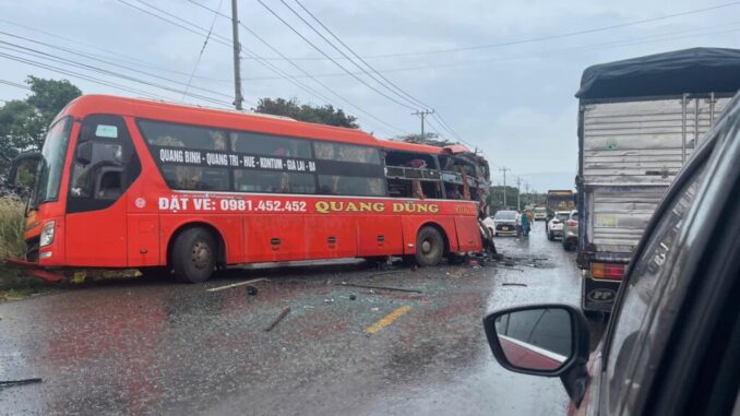 Kinh hãi hiện trường hai xe khách tông nhau trên Quốc lộ 14, 3 người thương vong