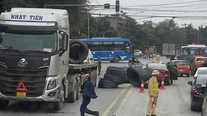 Tài xế chằng buộc sơ sài, cuộn thép hàng tấn liên tiếp rơi xuống đường