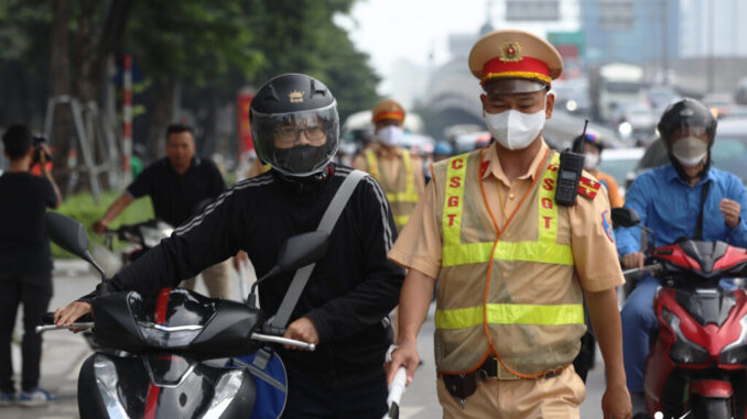 Vượt đèn đỏ bị phạt đến 20 triệu, từ năm 2025 nhiều lỗi giao thông tăng mức phạt