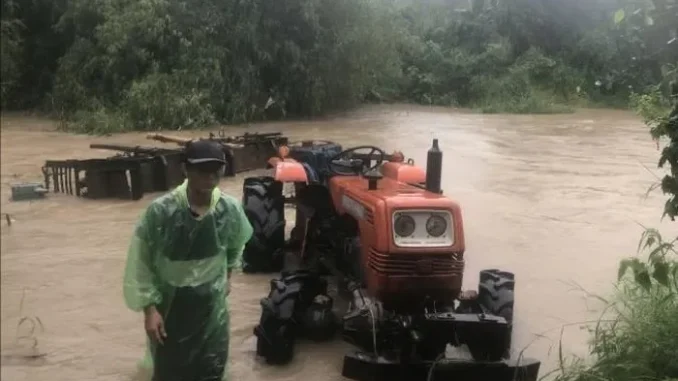 Xe công nông chở 10 người bị lật do nước lũ, 1 nạn nhân mất tích