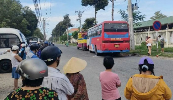 Đang đứng nghe điện thoại, nữ công nhân bị ô tô khách lùi bất cẩn, cán tuvong tại chỗ