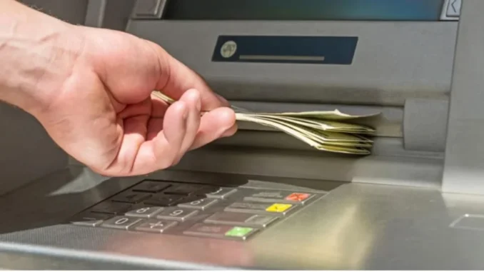 Đi ra cây ATM rút tiền, cậu học sinh lớp 9 ngỡ ngàng khi tài khoản bỗng có hơn 260 tỷ đồng