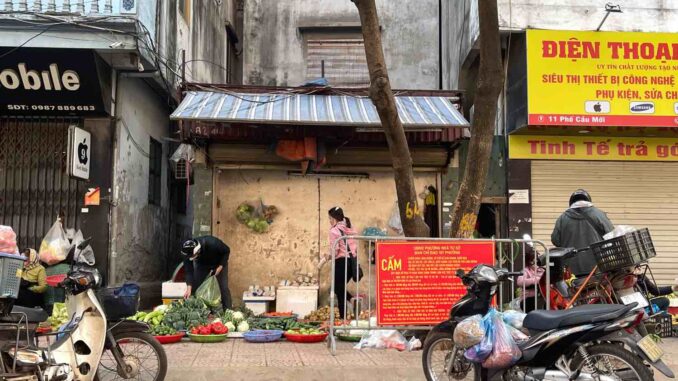 Tiểu thương tràn ra đường, chợ Ngã Tư Sở khi nào xây mới?