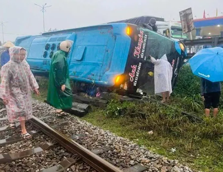 KINH HOA’NG : Xe khách h úc b ay hộ lan quốc lộ, l ật nh:ào bên đường sắt qua Quảng Trị