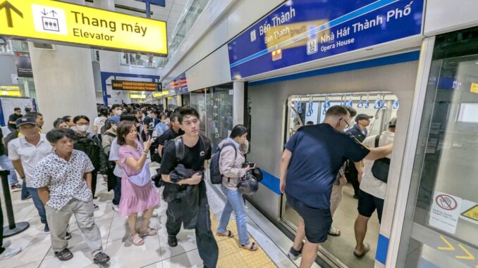 Metro số 1 ở TPHCM đã chở hơn nửa triệu khách sau 6 ngày