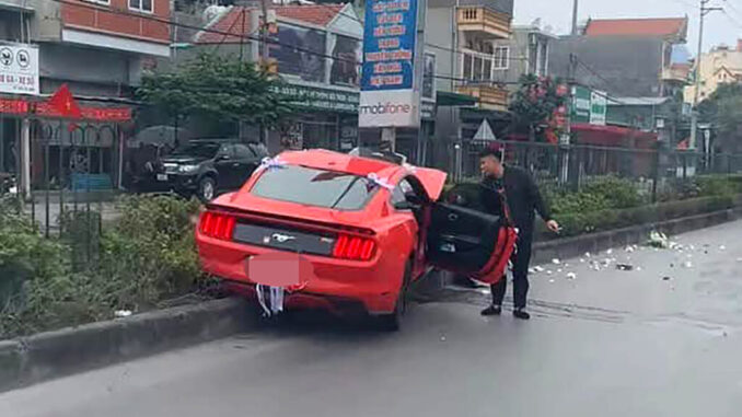 Chú rể lái ô tô Ford Mustang đi đón dâu gây tai nạn ở Quảng Ninh