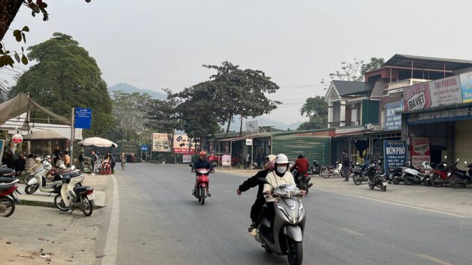 Vụ ô tô lao vào nhà tông b:é 17 tháng tuổi: Người dân bàng hoàng kể lại khoảnh khắc người mẹ hoảng loạn ôm con lao ra ngoài