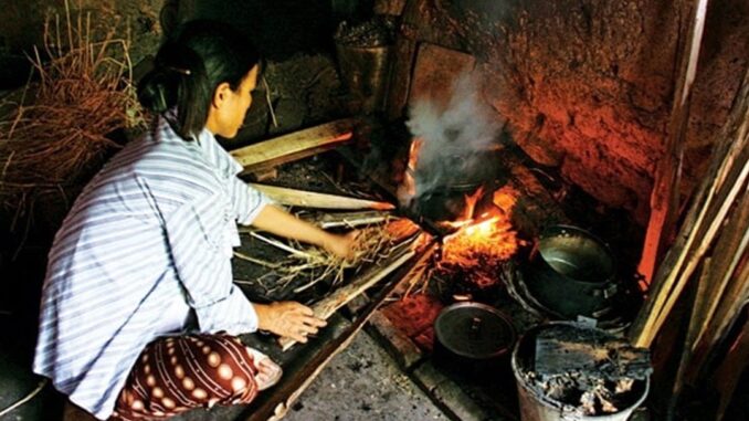 Về ngoại chơi 1 tháng, tôi đưa chị dâu 3 triệu đi chợ nhưng chị toàn ăn dưới bếp không ngồi chung mâm. Tôi thương chị liền chạy xuống bếp kéo chị lên ăn cùng, vô tình nhìn thứ trong nồi canh mà tôi t/ứ/c ngh/ẹn cổ …