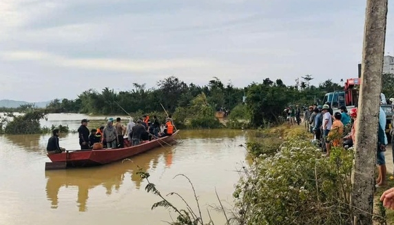 Xót xa tìm thấy thithe 2 mẹ con ôm chặt nhau dưới sông: Mẹ 33 tuổi, con mới lên 4