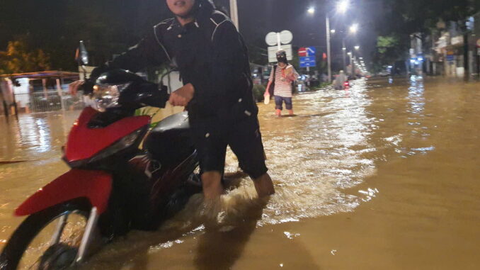 Nhiều nơi ở Nha Trang ngập do hồ thủy lợi xả nước