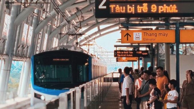 Metro số 1 quá tải, nhiều chuyến trễ do không đóng được cửa