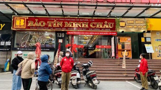 Giá vàng nhẫn tăng mạnh, nhiều người bỏ về vì quá khó mua