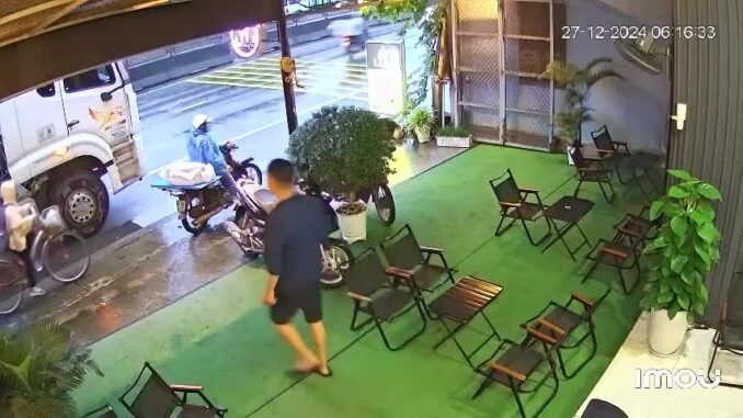 Clip: Kịp thời cứu bé gái trước mũi xe tải, chủ quán cà phê nhận ‘cơn mưa’ lời khen