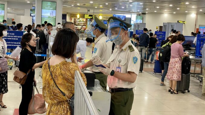 Cẩn trọng tàn đời vì một hành động “làm người tốt” tại sân bay