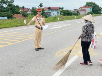 Chi tiết mức phạt đối với hành vi phơi lúa, chơi thể thao trên đường