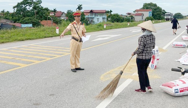 Chi tiết mức phạt đối với hành vi phơi lúa, chơi thể thao trên đường