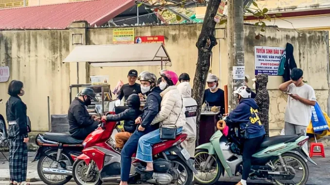 Quán ‘bánh chuối Xuân Son’ đông khách đột biến, cô chủ tiết lộ nhiều điều thú vị