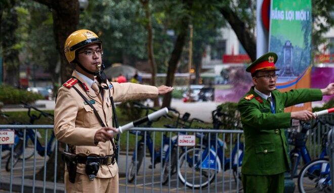 Bộ Công an nói về đèn giao thông đang xanh bỗng chuyển đỏ