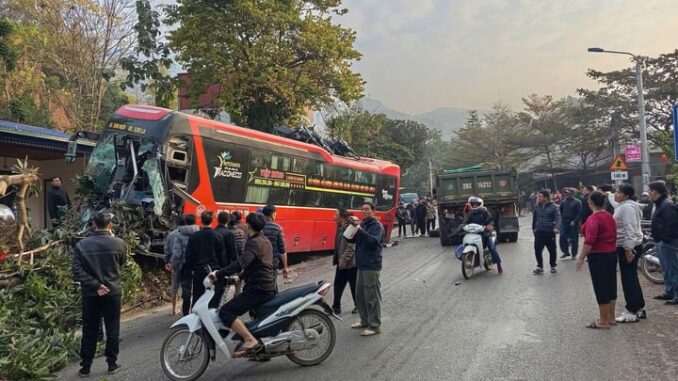 Tai nạn liên hoàn ở Mộc Châu, xe khách biến dạng