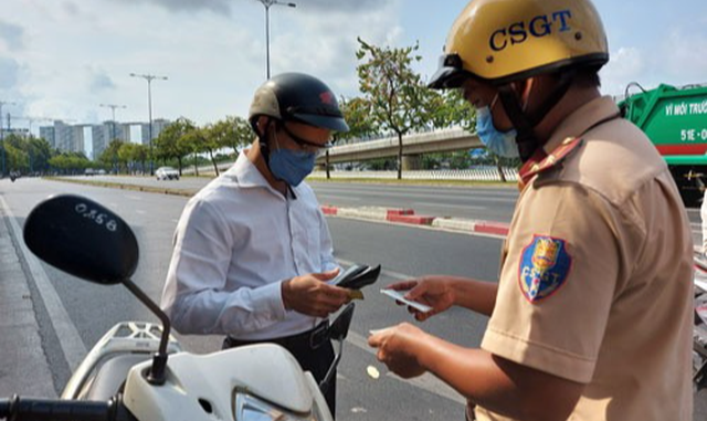 Kể cả không vi phạm, CSGT cũng có quyền yêu cầu người dân dừng phương tiện để kiểm tra?