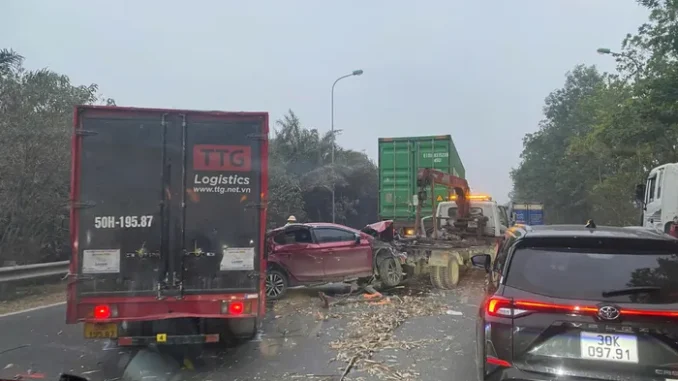 Tai nạn liên hoàn trên Đại lộ Thăng Long, giao thông ùn tắc kéo dài