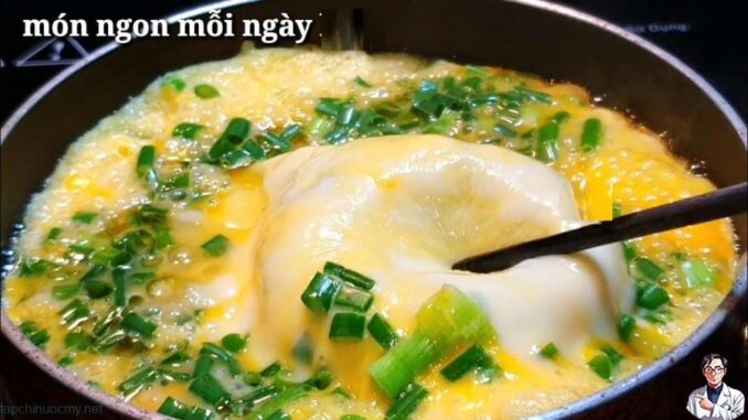 Rán trứng cho thêm vài giọt này trứng nở phồng, xốp mềm, 2 quả mà như 4 quả: Ai không biết mẹo này đúng là quá phí