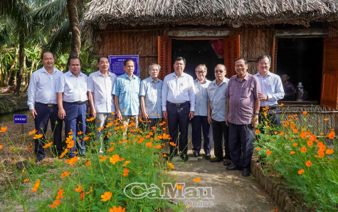 Lãnh đạo tỉnh thăm, tặng quà tại Khu căn cứ Tỉnh uỷ Xẻo Đước