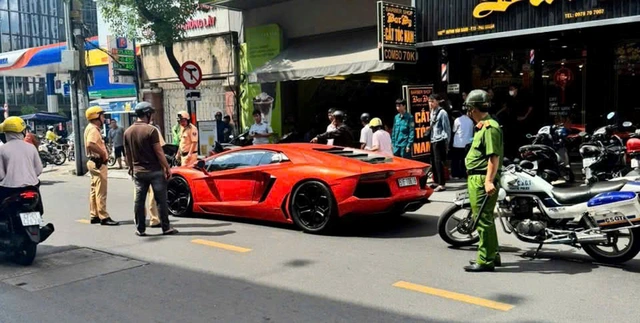 Tài xế lái siêu xe Lamborghini có biểu hiện lạ, đột ngột dừng giữa đường