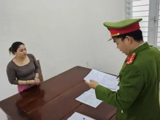 Công an thực hiện lệnh bắt tạm giam 1 nữ nhân viên ngân hàng