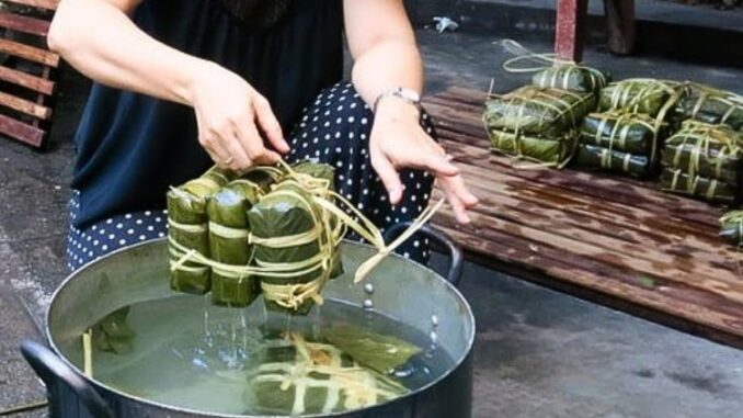 Bánh chưng gói lá dong muốn xanh đẹp lại bảo quản được lâu ngày sau khi luộc, nhớ dùng ngay mẹo này kẻo đáng tiếc